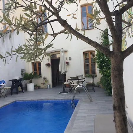 Stylish Large House With Heated Pool In Historic Village Дом отдыха