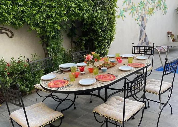 Stylish Large House With Heated Pool In Historic Village