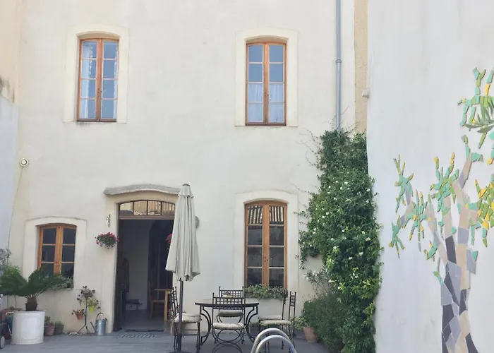 Stylish Large House With Heated Pool In Historic Village