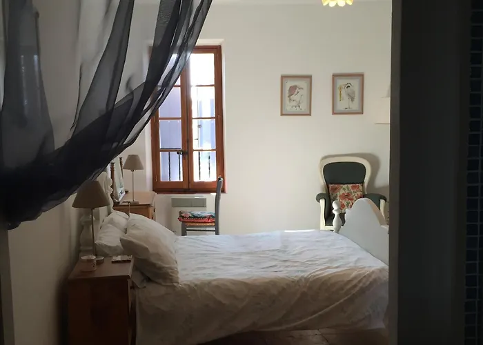 Stylish Large House With Heated Pool In Historic Village